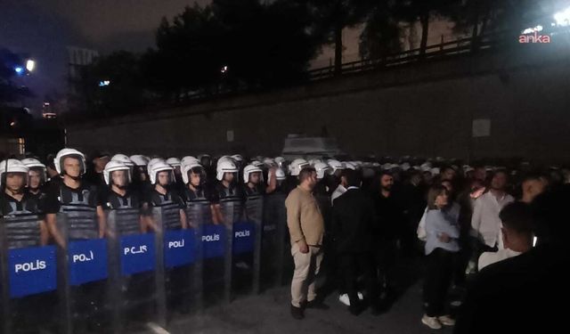 Çevik kuvvetin CHP İstanbul İl Başkanlığı çevresini abluka altına aldığı anlarda Valilik yasak kararını açıkladı