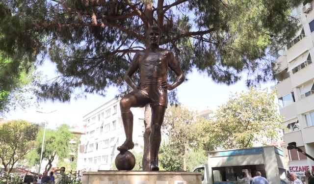 İzmir’de Duygusal Anma: Taçsız Kral’a Vefa