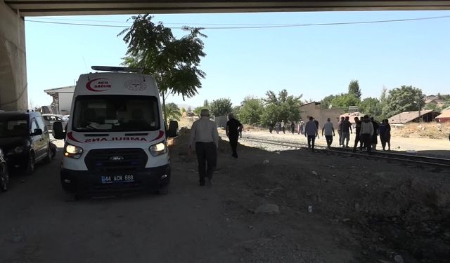 Malatya'da yük treninin çarptığı yaya ağır yaralandı
