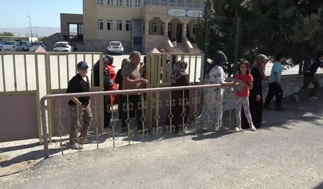 Malatya'daki Özdemir Mahallesi sakinlerinden taşımalı eğitimin sonlandırılması kararına tepki: "Köylüyüz diye çocuklarımız okumayacak mı?"