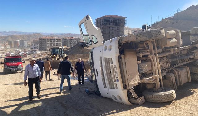 Malatya’da TOKİ Şantiyesinde Kamyon Devrildi: 1 Kişi Yaralandı