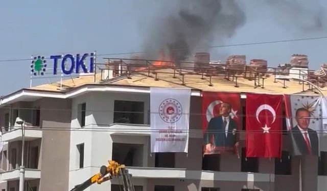 Malatya’da yapımı süren TOKİ konutunun çatı katında yangın