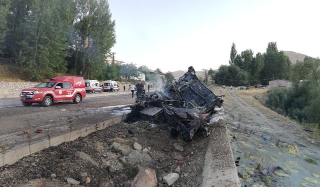 Otobüse çarpan tır alev topuna döndü: Sürücü yaralı