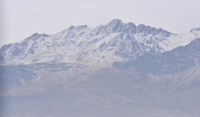 Ardahan ve Kars’ın yüksek kesimlerinde kar ve sis etkili oldu