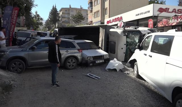 Malatya’da freni patlayan hafriyat kamyonu 12 araca çarptı: 4 yaralı