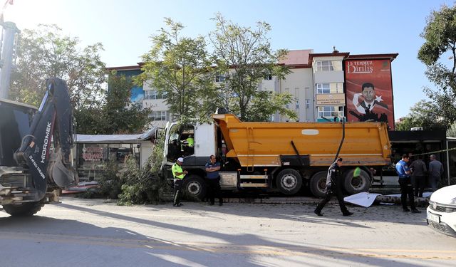Malatya’da hafriyat kamyonu konteyner işyerlerine çarptı: Sürücü yaralandı