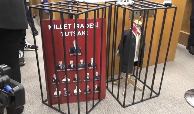 CHP’den Adalet Bakanlığı Bütçesinde “Temsili Hücre” Protestosu: “Bu Kafeste 17 Milyon Oyun İradesi Var”