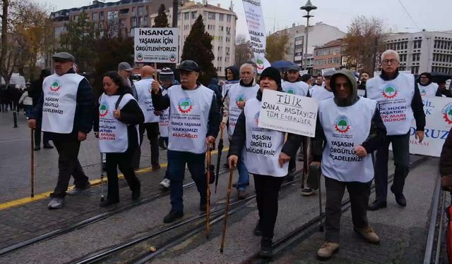 Eskişehir’de Emekliler Bastonlarıyla “İnsanca Yaşamak İstiyoruz” Dedi