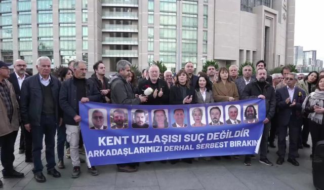 Kent uzlaşısı davası öncesi adliye önünde açıklama: “Bu dava dünya tarihine kara bir lekedir”