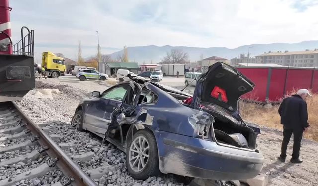 Malatya’da hemzemin geçitte lokomotif otomobile çarptı: 2 kişi yara almadan kurtuldu