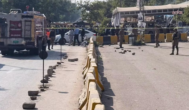 Pakistan’da Mahkeme Önünde Kanlı Saldırı: 12 Ölü, 27 Yaralı. Suçlama Krizi Derinleşiyor