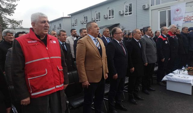 Malatya Valisi Yavuz: “Kuradan evi çıkmış, anahtarını teslim ettiğimiz kardeşlerimizi konteynerlerden çıkartıyoruz"