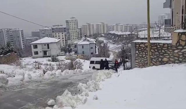 Malatya’da kar yağışı ve tipi: Öğrenciler yaya kaldı, bazı yollar kapandı