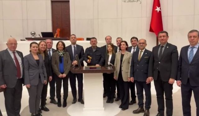 Veli Ağbaba’dan Meclis Nöbetinde "Tokmak" Çıkışı: "Bu İktidarın Kafasına Vurun!"