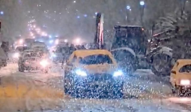 Malatya'da kar yağışı etkisini artırdı, araçlar yollarda kaldı