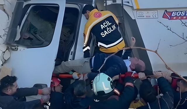 Freni patlayan kamyon eve girdi: Sürücü itfaiye ekiplerince kurtarıldı