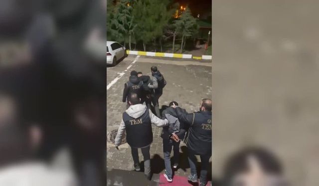 Diyarbakır’da Nevruz’daki O Pankarta Şafak Operasyonu: Terör Örgütü Mensuplarının Fotoğraflarını Açanlar Yakalandı!