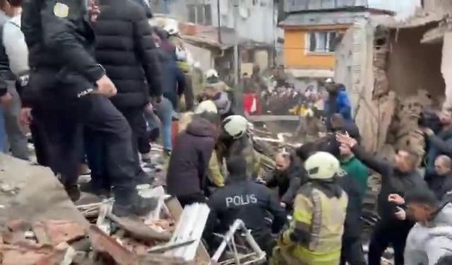İstanbul Fatih'te Korkutan Çökme: Enkaz Altında Kurtarma Çalışmaları Sürüyor!
