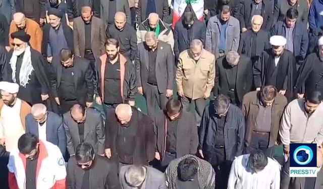 Tahran'da Hamaney Sonrası İlk Cuma: Binlerce Kişi Sokaklara Döküldü