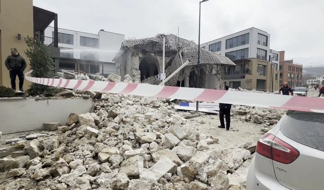 Tarihi Çınarlı Camisi’nde restorasyon sırasında duvar çöktü, bir işçi yaralandı