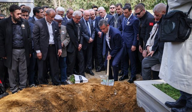 Hüsamettin Cindoruk Son Yolculuğuna Uğurlandı! Teşvikiye Camii'nde Siyasetin Dev İsimleri Saf Tuttu