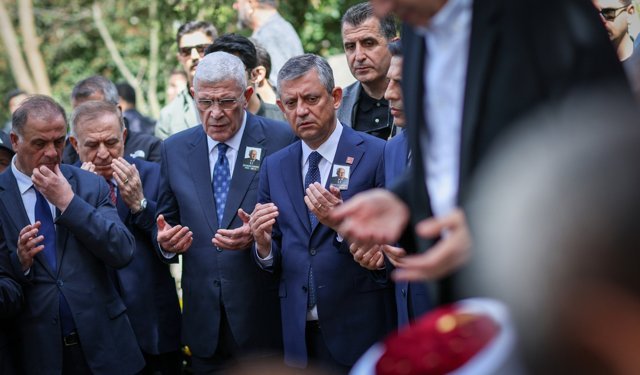 Cindoruk’un Cenazesinde Soğuk Rüzgarlar! Kılıçdaroğlu Özgür Özel’in Elini Sıkmadı: O Anlar Gündem Oldu!