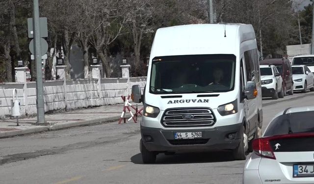 Arguvan’ın "Mercan Ablası" Direksiyon Başında: "Önce Tedirgin Oldular, Şimdi Sıraya Giriyorlar!"