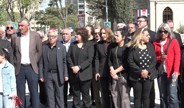 CHP Malatya İl Örgütü 23 Nisan dolayısıyla Atatürk Anıtı'na çelenk koydu: Atatürk, bu ülkenin geleceğini çocuklara emanet etti