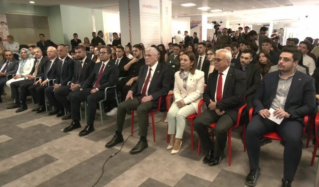 Dervişoğlu’ndan İzmir’de Gençlere "Mahcubiyet" İtirafı: "Kızıma Aldığım Gibi Bir Dünya Bırakamıyorum!"