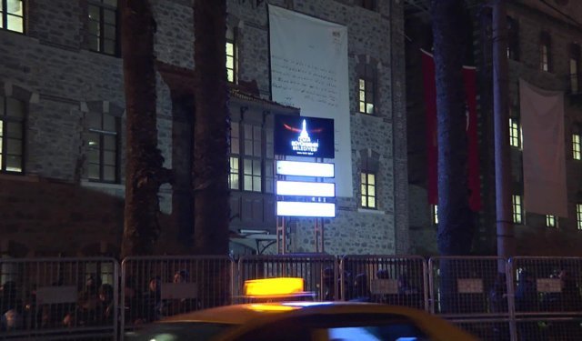 İzmir’de "Meslek Fabrikası" Krizi! Polis Girişleri Kapattı, İZBB Başkan Vekili İçeriden Seslendi: "Hukuksuzluğa Razı Olm