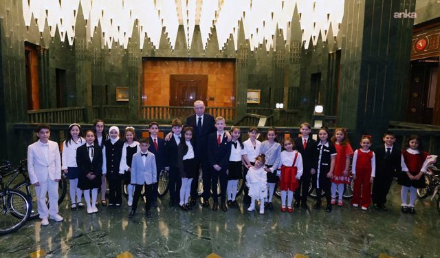 Külliye’de Bayram Neşesi: Cumhurbaşkanı Erdoğan Çocukları Kabul Etti!