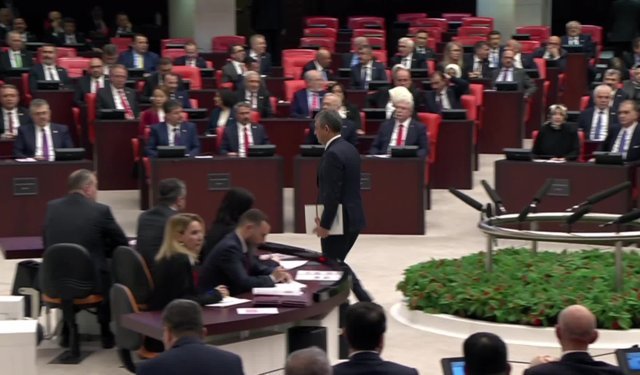 Özgür Özel’den Meclis Kürsüsünde Tarihi Uyarı: "Ateşle Oynuyorsunuz, Bu Millet Boyun Eğmez!"