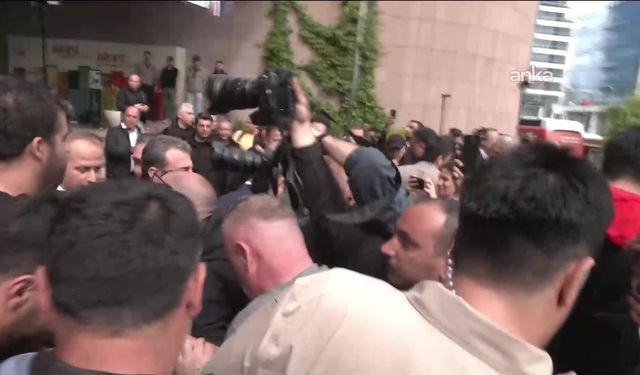 CHP Genel Merkezi'ne biber gazlı baskın: Özgür Özel ve milletvekilleri Meclis'e yürüyor!
