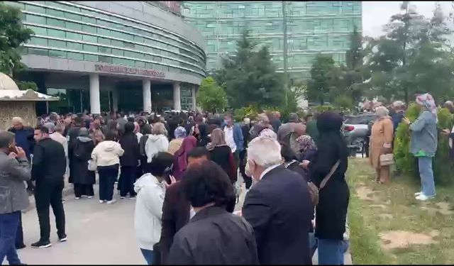 Malatya'da deprem paniği: Vatandaşlar sokaklara döküldü, Eğitim ve Araştırma Hastanesi'ndeki hastalar bina önüne çıktı