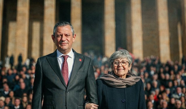 Özgür Özel’den Duygulandıran Paylaşım: "Anneler Sadece Evlat Büyütmez"
