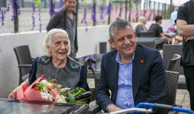 Özgür Özel’den Vefa Ziyareti: Anneler Günü’nde İlk Öğretmeninin Elini Öptü!