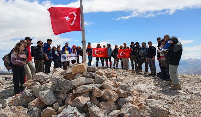 19 Mayıs Coşkusu Beydağı Zirvesine Taşındı: 45 Sporcu 2 Bin 550 Rakıma Tırmandı