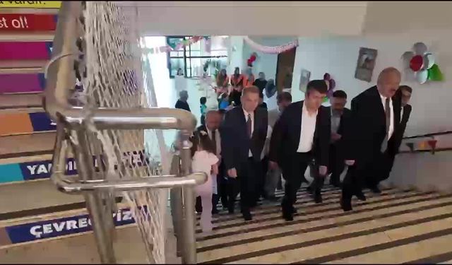 Adıyaman'da 77 Bin Öğrencinin Büyük Heyecanı: Başkan Tutdere Karneyi Kendi Elleriyle Verdi!