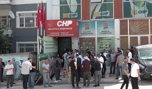 CHP Malatya'da İpler Tamamen Koptu: Çilingirli Devir Teslime "Hain" Posterli Protesto!