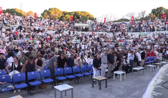 İzmir'de 400 dansçıyla görsel şölen: Başkan Nilüfer Çınarlı Mutlu'dan duygusal mesaj!