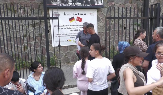 İzmir'de LGS Heyecanı Okul Kapılarına Taştı: "Bizim de Emeğimiz Var Ama Bu Yarış Adil Değiş"
