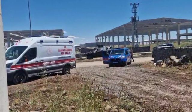 Organize Sanayi Bölgesinde Feci Kaza: Tonlarca Ağırlıktaki Beton Blok İşçilerin Üzerine Devrildi!