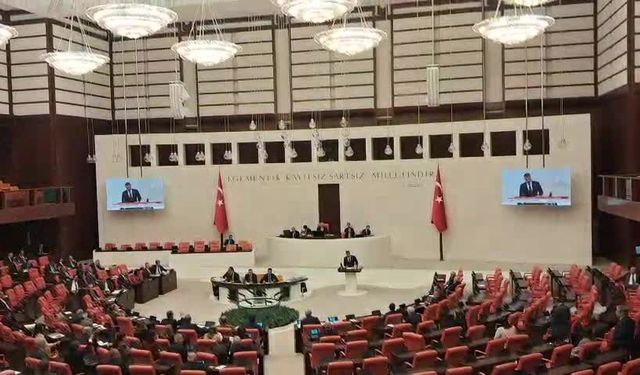 CHP’liler Sıra Kapaklarını Yumrukladı, Meclis Karıştı!