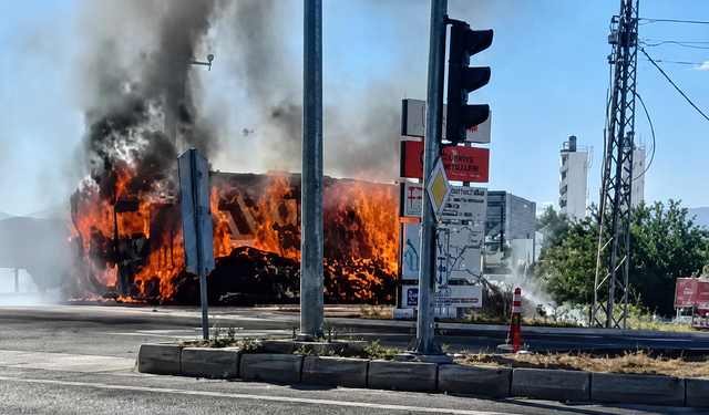 Malatya-Ankara Karayolunda Korku Dolu Anlar: Saman Yüklü Tır Alev Alev Yandı!
