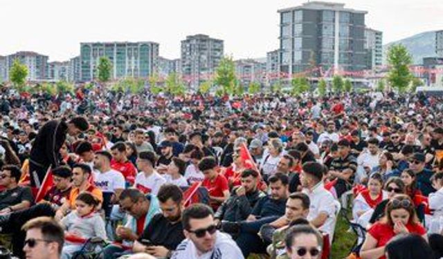 Malatya'da Sabah 07.00'de Dünya Kupası Çoşkusu! Dev Ekran Önünde Tarihi Kalabalık!