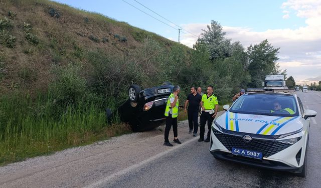 Sürgü yolunda feci kaza: Direksiyon hakimiyetini kaybeden sürücü devrilen araçta sıkıştı