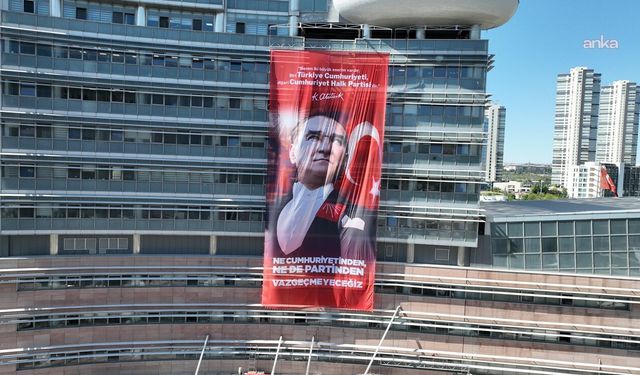 CHP Genel Merkezi'nde Flaş Hamle: Özgür Özel’in 'Yeni Partimizi Kuruyoruz' Çıkışına Atatürk’lü Pankartlı Yanıt!