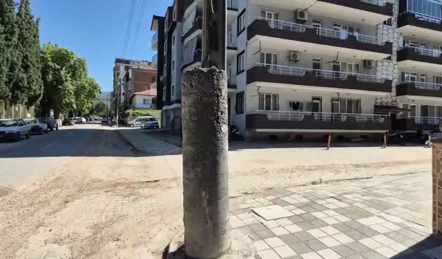40 Yıllık Beton Direkler Alarm Veriyor! Facia Geliyorum Diyor: Soma Sokaklarında Tehlike Saçan Görüntü!