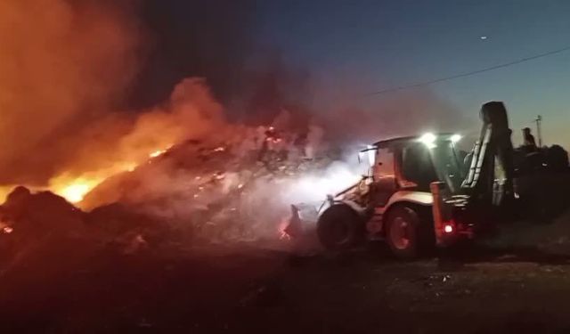 Alevler Geceyi Aydınlattı: 6 Bin Balya Ot Bir Anda Kül Oldu!
