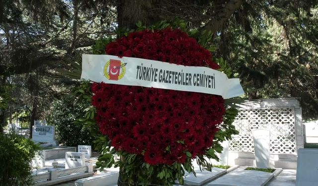 Altan Öymen Mezarı Başında Anıldı: "Ondan İflah Olmaz Bir İyileşme ve Umut Öğrendik"